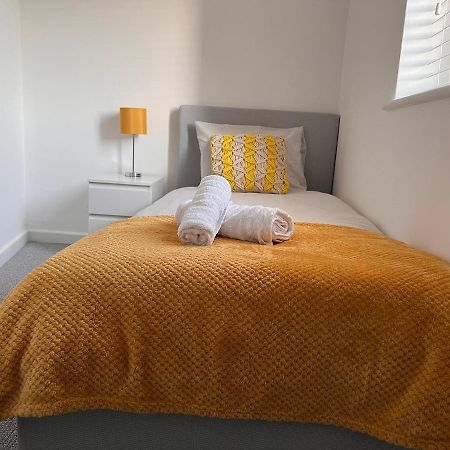 Superb Modern Flat In Northampton, Parking &Ev Lejlighed Eksteriør billede