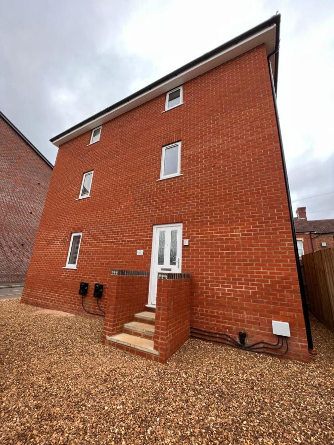 Superb Modern Flat In Northampton, Parking &Ev Lejlighed Eksteriør billede